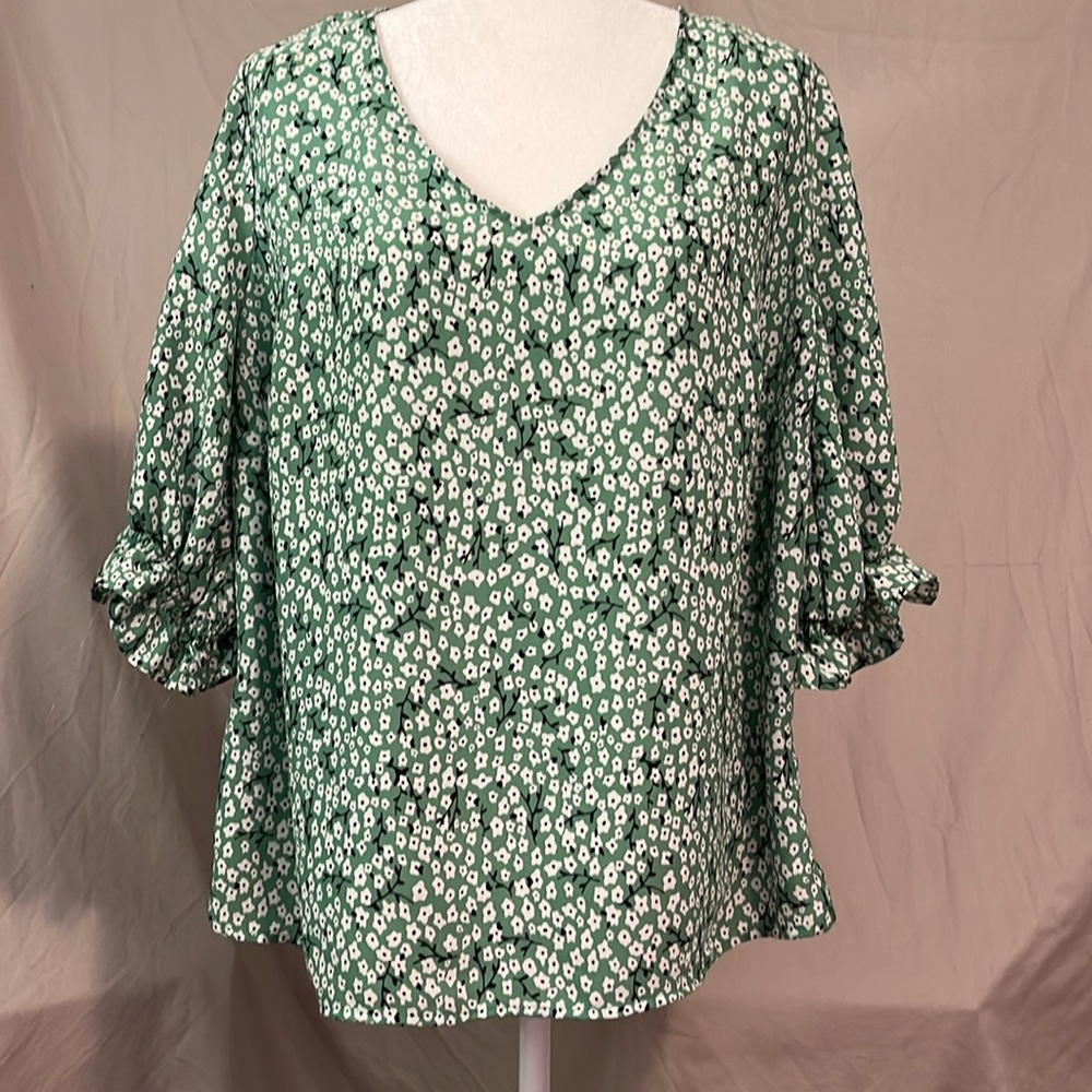 Well Worn brand Green Floral Blouse V-Neck Size XXL GUC
